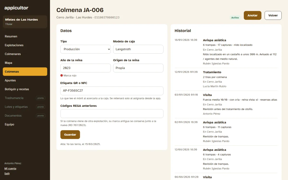 Ficha de una colmena con sus datos y su historial de visitas, tratamientos y avispa asiática